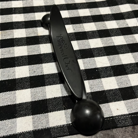 Pampered chef cake tester & releaser and a pampered chef scoop - Picture 8 of 8